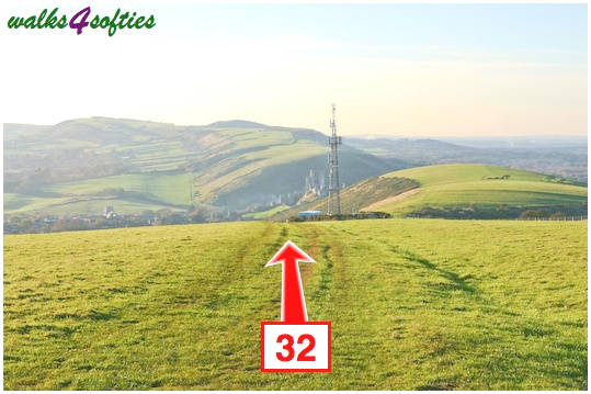 Walk direction photograph: 32 for walk Valley and East Hill, Corfe Castle, Dorset, South West England.